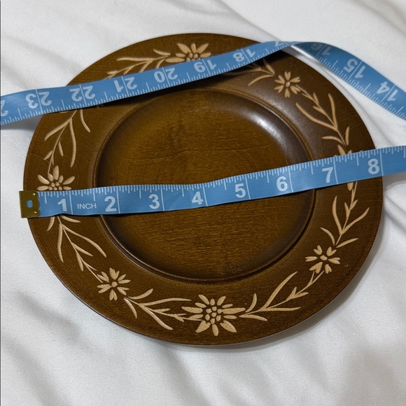 🎄Sale🎄 Swiss Edelweiss Carved Wooden Plate - Picture 3 of 3